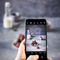 photographing food with a smartphone